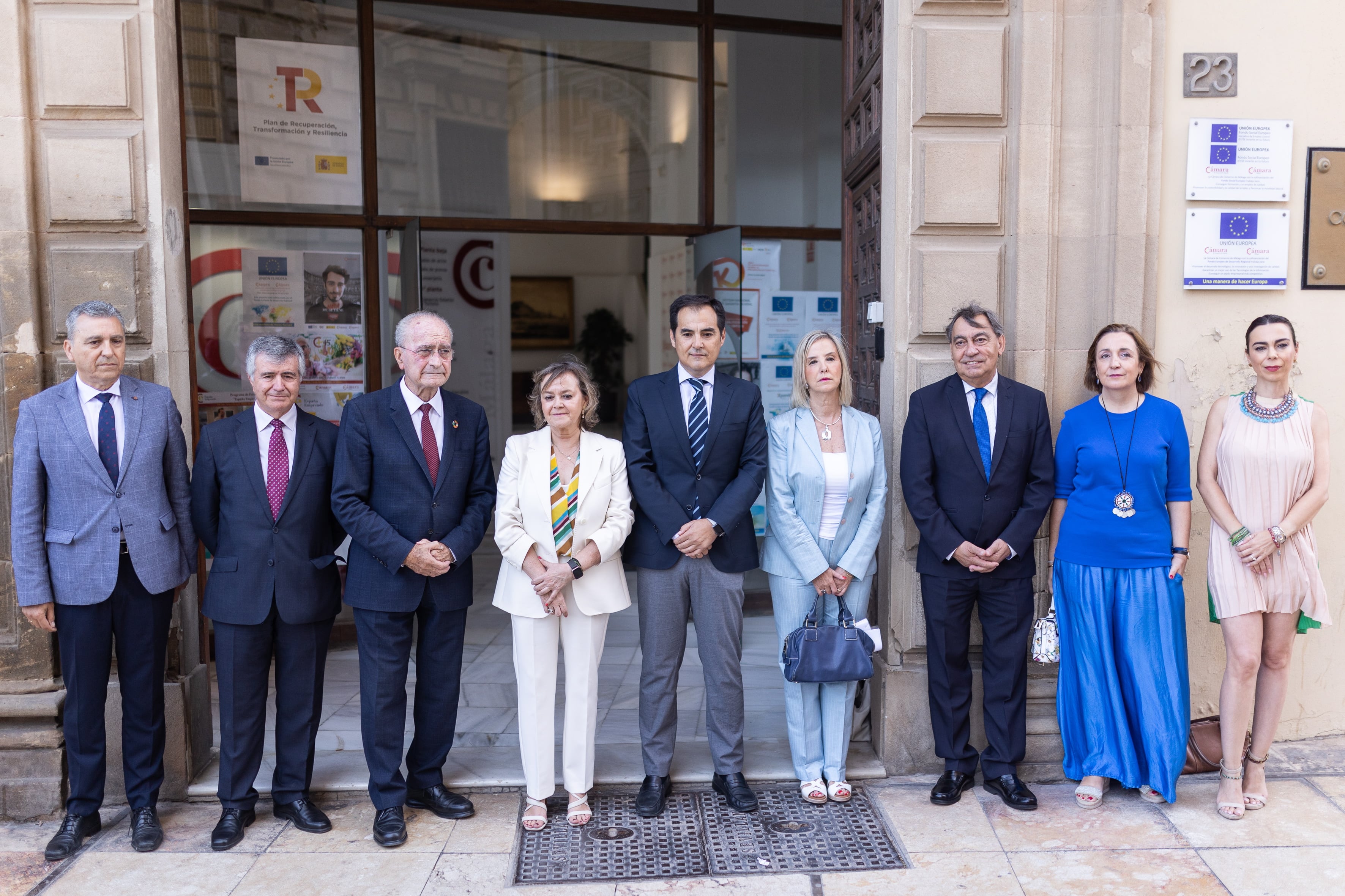 GRAFAND3098. MÁLAGA, 26/06/2023.- El alcalde de Málaga, Francisco de la Torre(3i); la Fiscal de Sala Jefa de la Fiscalía Especial Antidroga, Rosa Ana Morán Martínez (4i); el consejero de Justicia, Administración Local y Función Pública de la Junta de Andalucía, Jose Antonio Nieto(c), y la Fiscal Superior de Andalucía, Ana Tárrago Ruiz(4d), junto a otras personas en foto de familia antes de comenzar la junta de la Fiscalía Especial Antidroga (FEAD) donde se darán cita una treintena de fiscales especiales de toda España y otros profesionales del sector, como magistrados y policías, este lunes en Málaga. EFE/Carlos Díaz.
