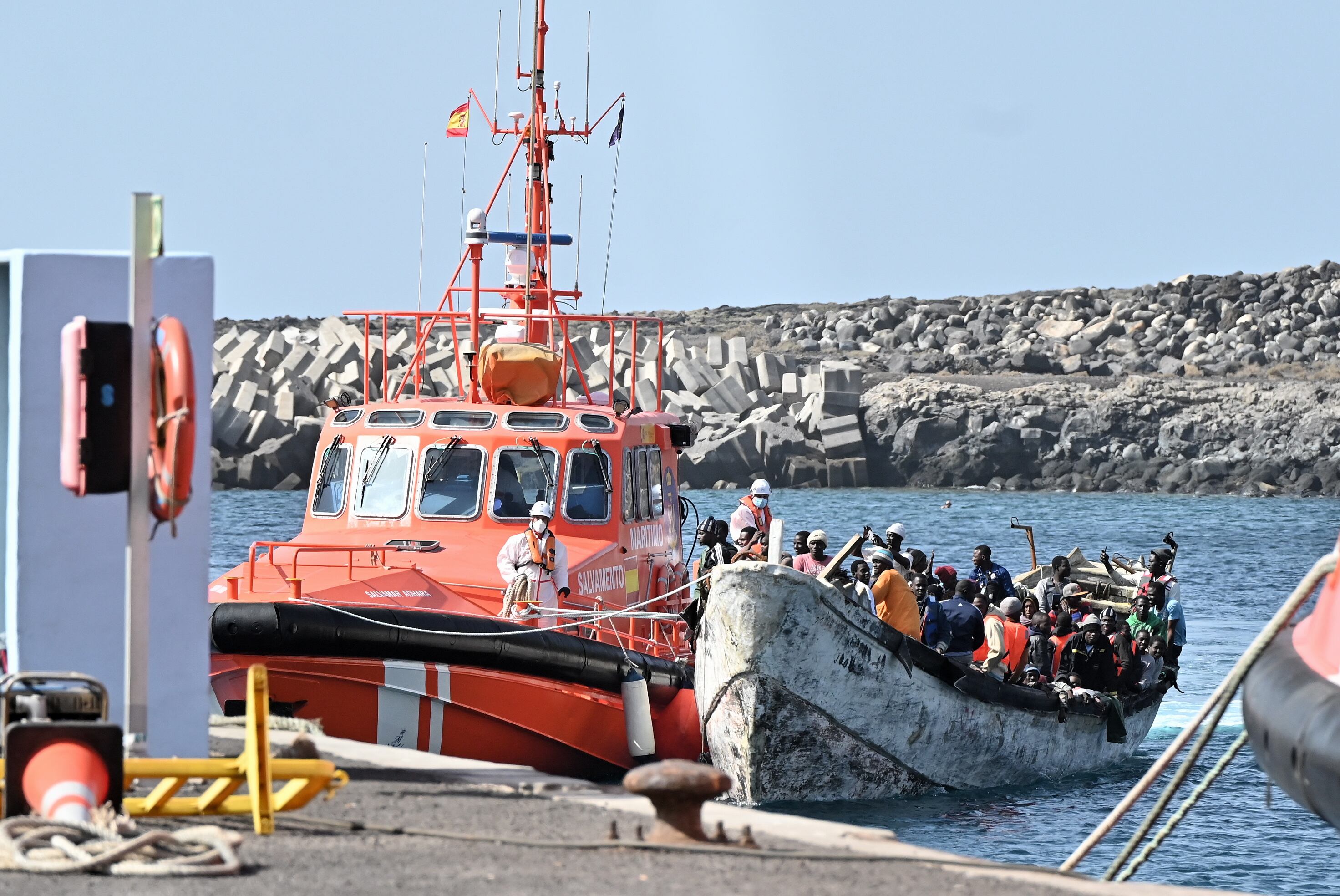 GRAFCAN4473. LA RESTINGA (EL HIERRO) (ESPAÑA), 30/01/2024.- Salvamento Marítimo ha acompañado hasta el puerto de La Restinga, en El Hierro, a un cayuco con 162 personas de origen subsahariano a bordo, 18 de ellos menores y tres mujeres. EFE/Gelmert Finol
