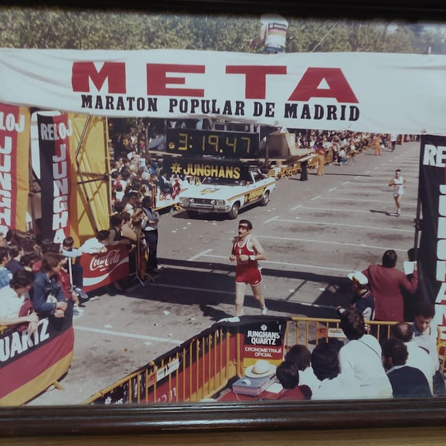 Cruzando la meta del maratón de Madrid