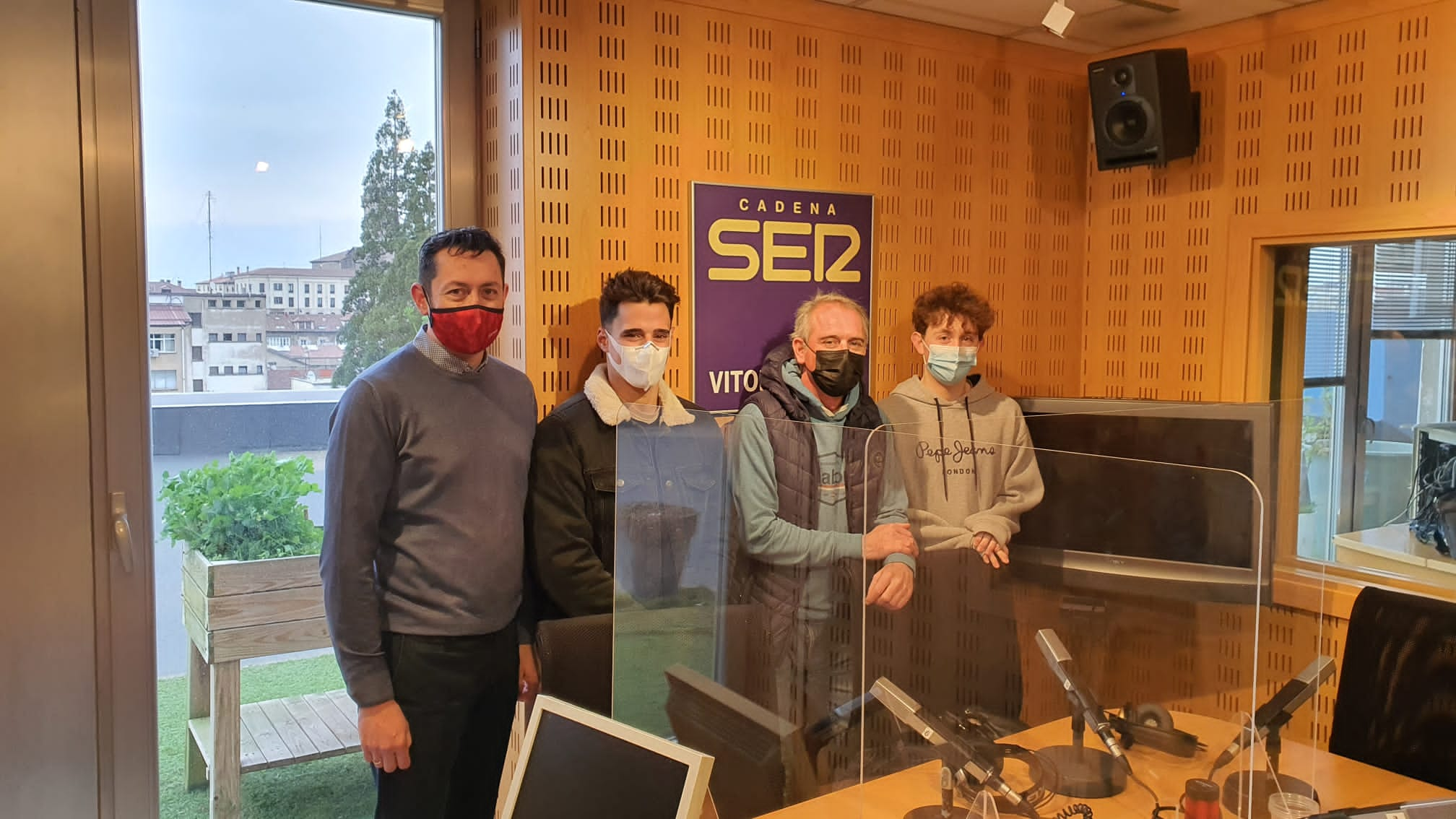 Los miembros de la tertulia en el estudio central de SER Vitoria