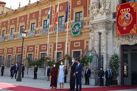 Los Reyes junto a la vicepresidenta del Gobierno, Carmen Calvo, y el presidente de la Junta de Andalucía, Juan Manuel Moreno Bonilla.