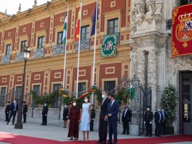 Los Reyes junto a la vicepresidenta del Gobierno, Carmen Calvo, y el presidente de la Junta de Andalucía, Juan Manuel Moreno Bonilla.