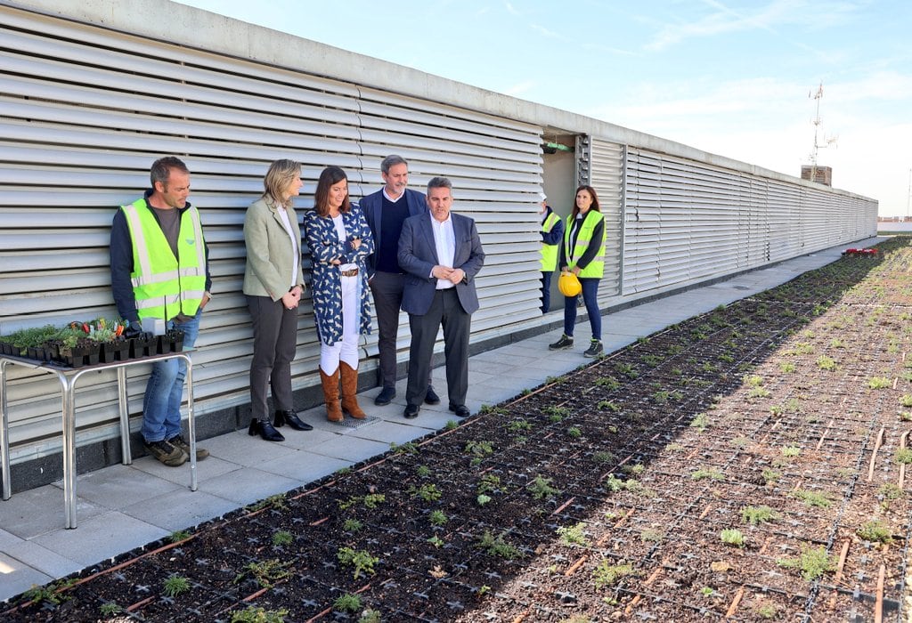 La consejera de Medio Ambiente, Vivienda y Agricultura, Paloma Martín junto a la alcaldesa de Arroyomolinos, Ana Millán visitando la promoción de viviendas donde se han comenzado a instalar estos tejados ecológicos