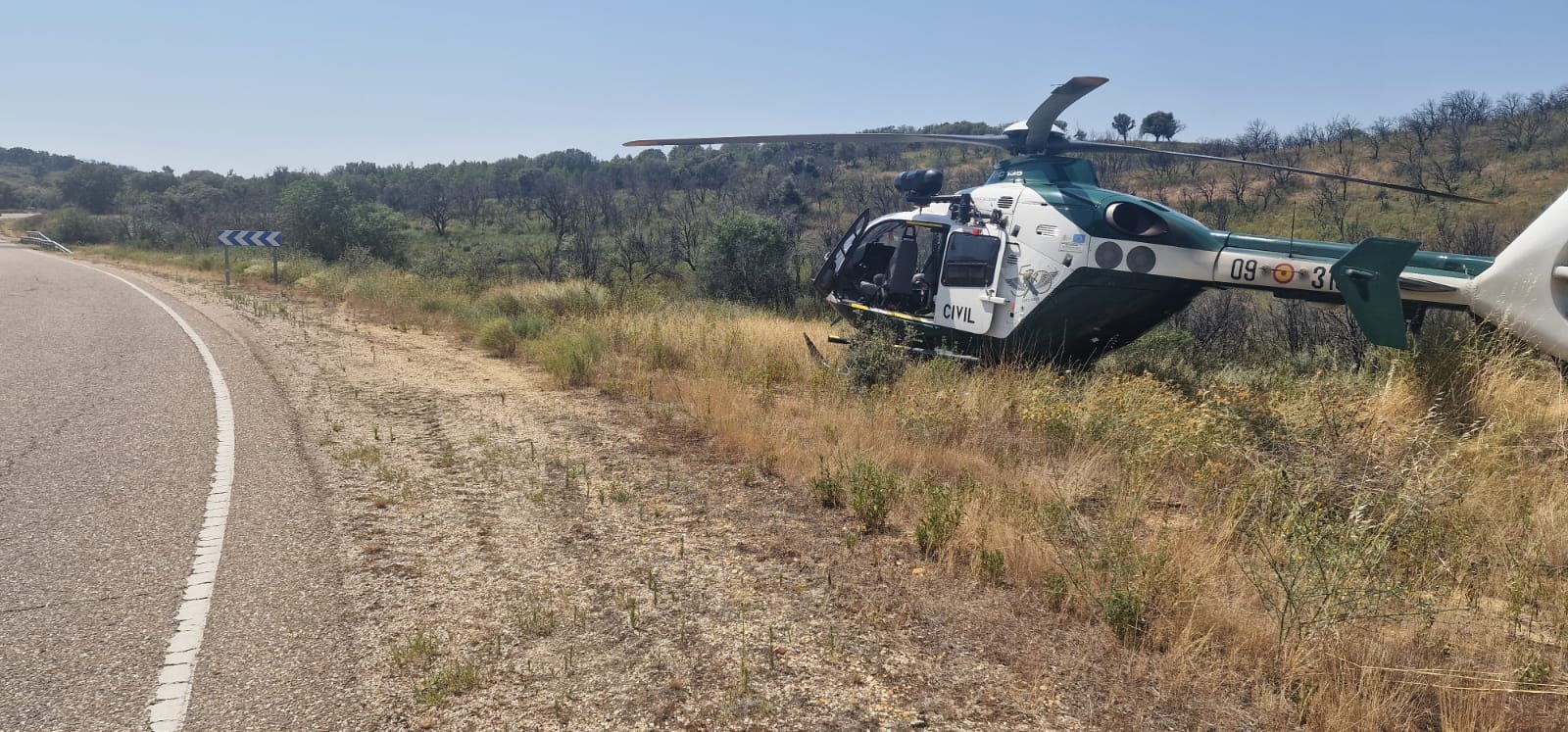 Helicóptero de la Guardia civil en el lugar donde se localizó al motorista