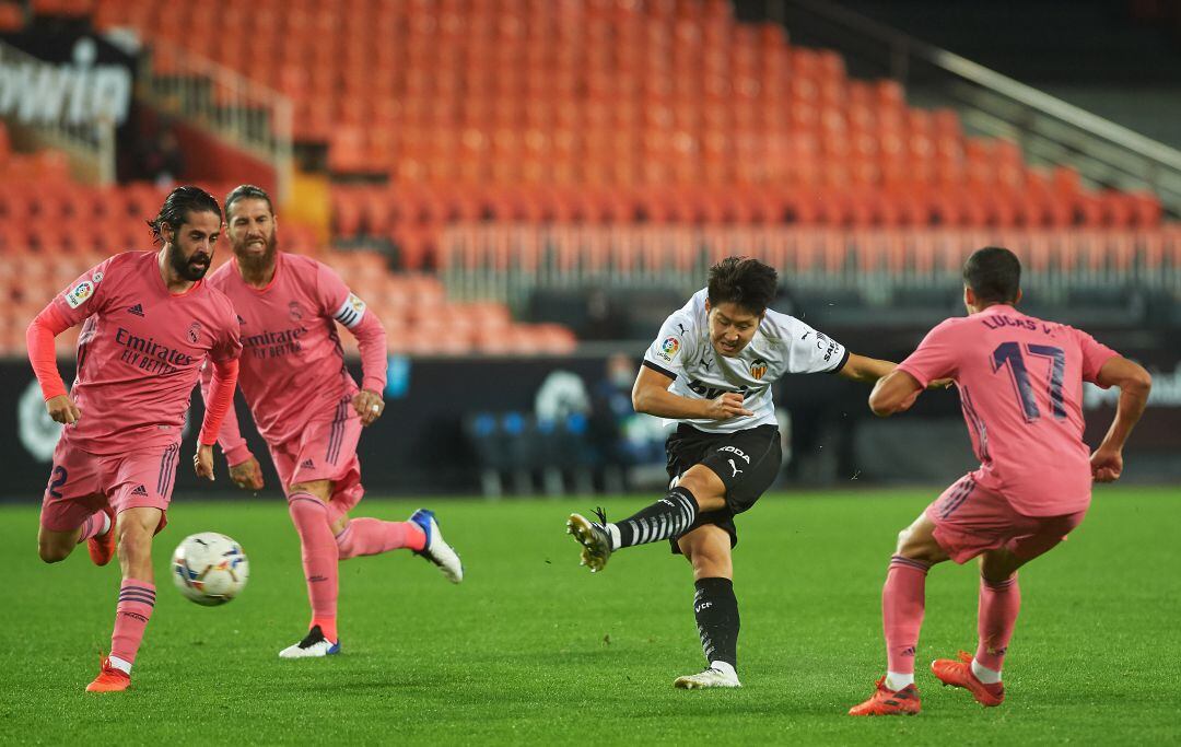 Kangin Lee prueba fortuna en el partido contra el Real Madrid