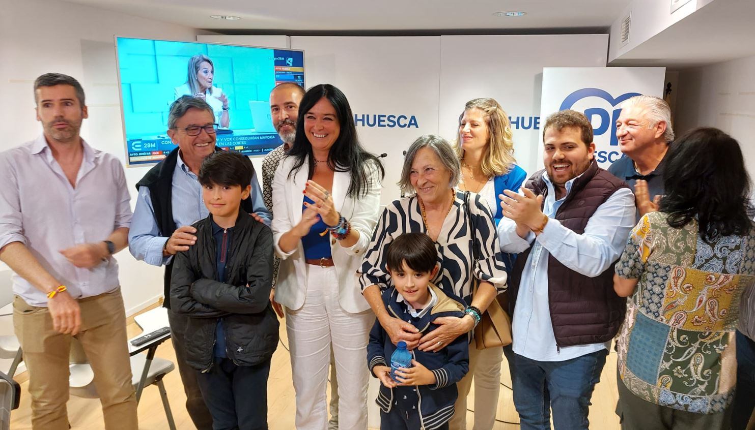 Lorena Orduna, junto a su familia, en la sede del PP