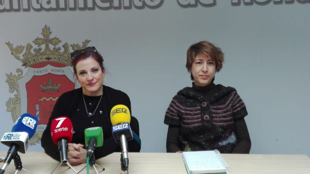 Mari Paz Aguilar y Laura Marín en la sala de prensa del Ayuntamiento de Ronda