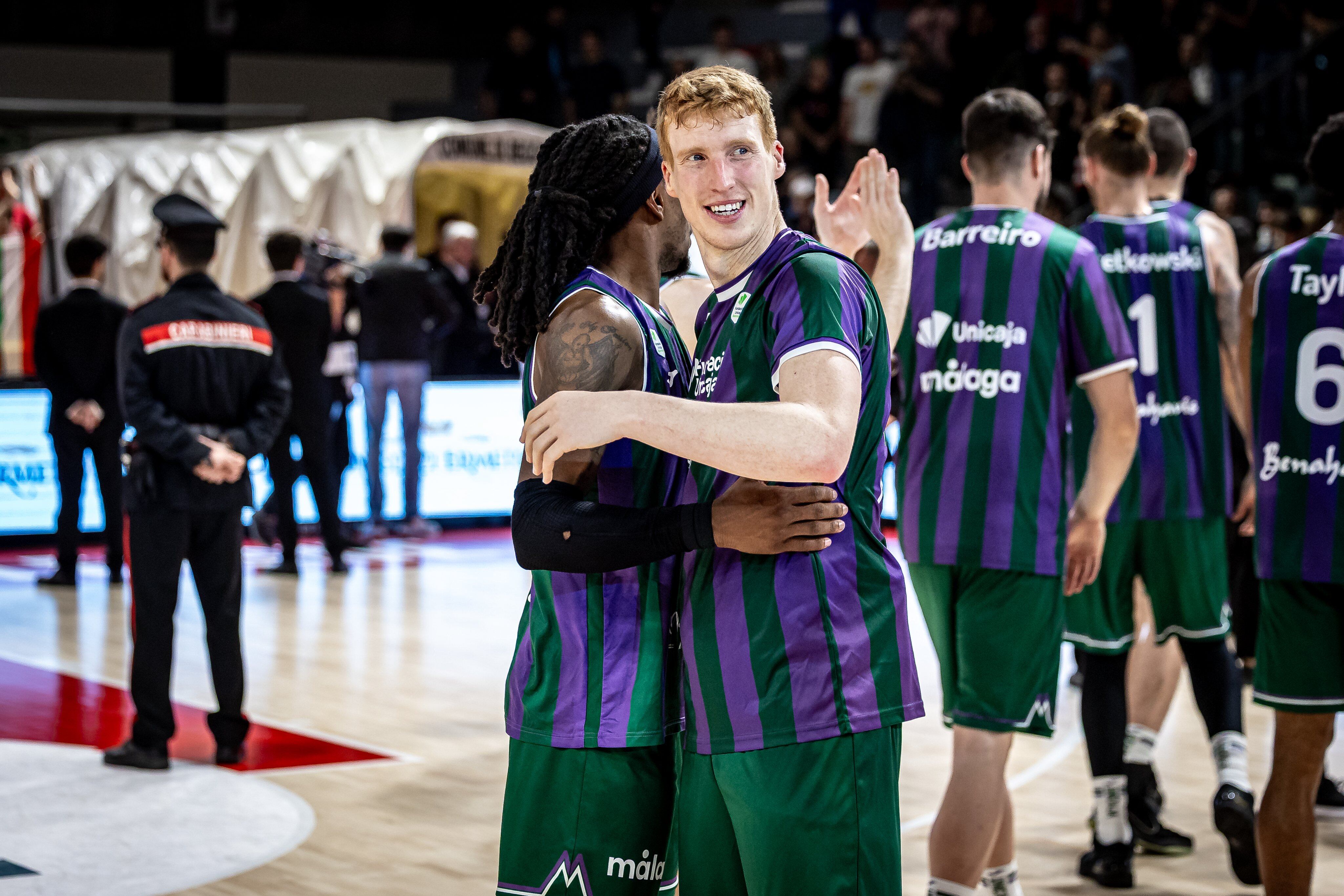 Alberto Díaz, se abraza a Perry, tras lograr el pase a la final a cuatro de la BCL