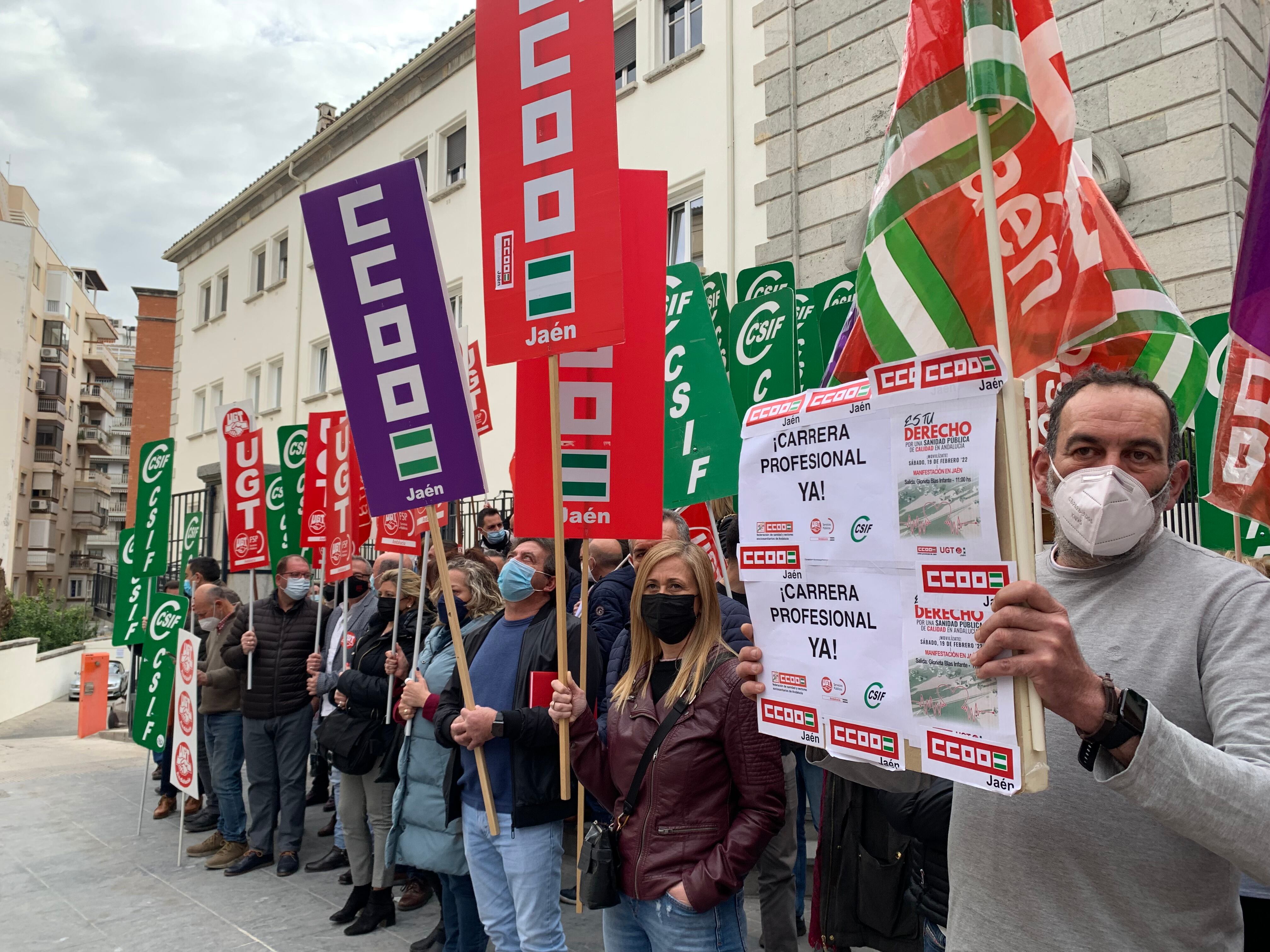 Varios manifestantes ante las puertas del Centro de Salud &#039;Virgen de la Capilla&#039; de Jaén.