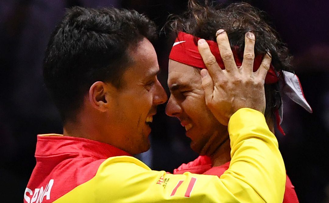 Bautista celebra con Nadal su victoria ante Denis Shapovalov.