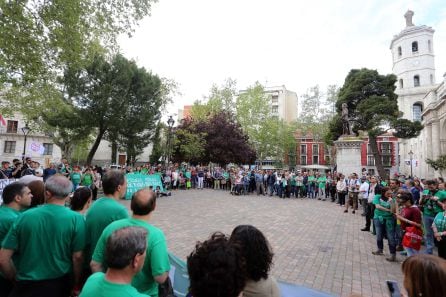 Imagen de la concentración en la lectura del manifiesto en la Plaza de la Universidad de Valladolid