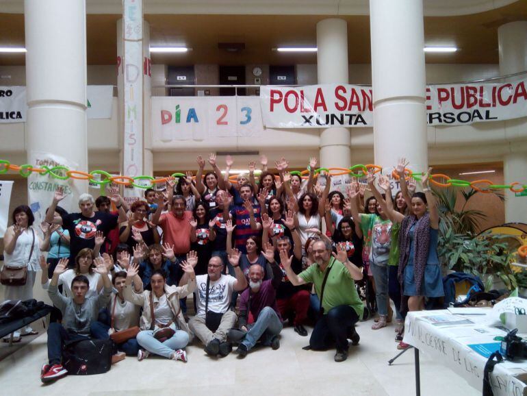Imagen de los trabajadores tras 23 días de encierro en el hall del hospital, momentos antes de replegar de nuevo las pancartas y abandonar el encierro
