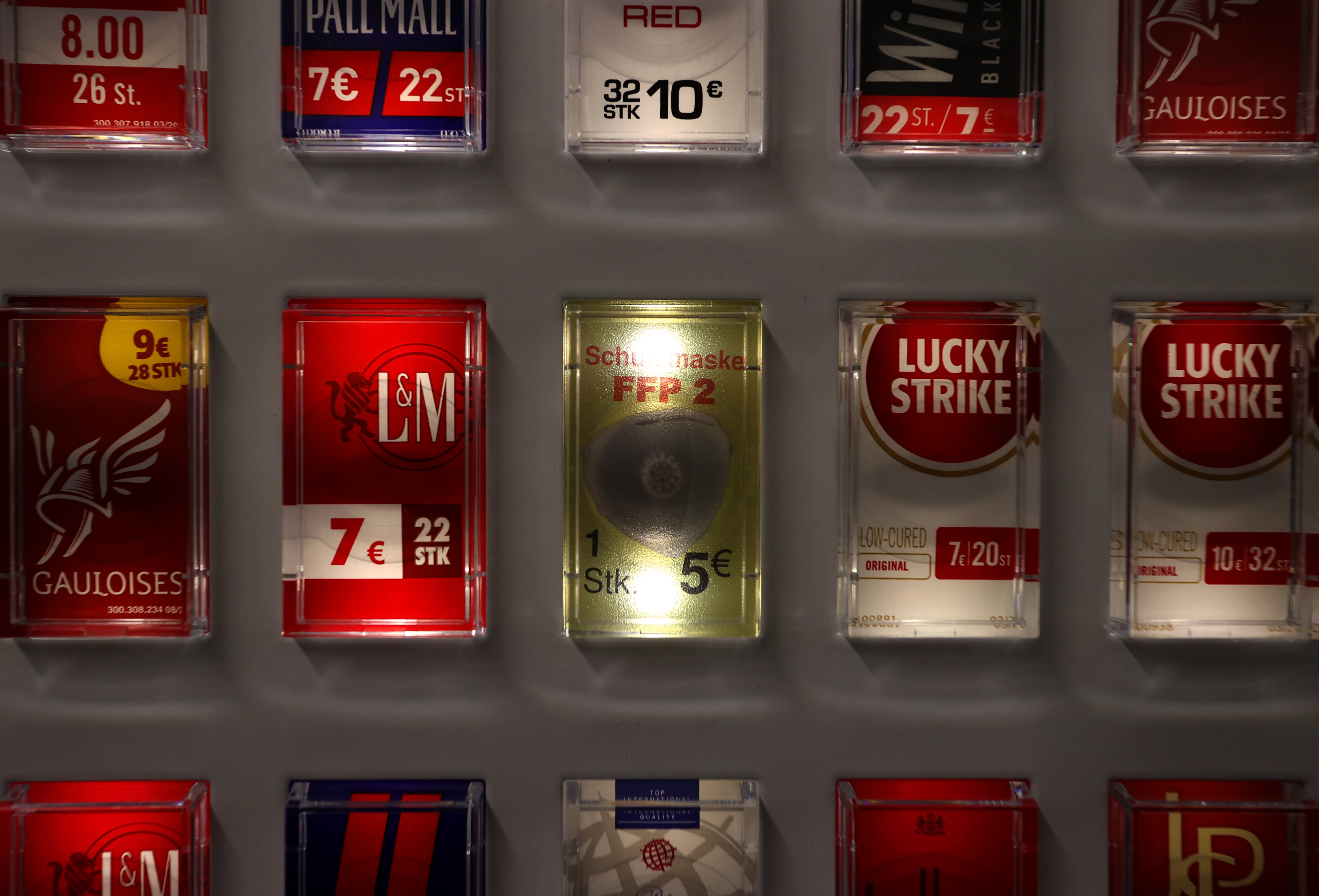 Una máquina dispensadora de cajetillas de tabaco en un bar