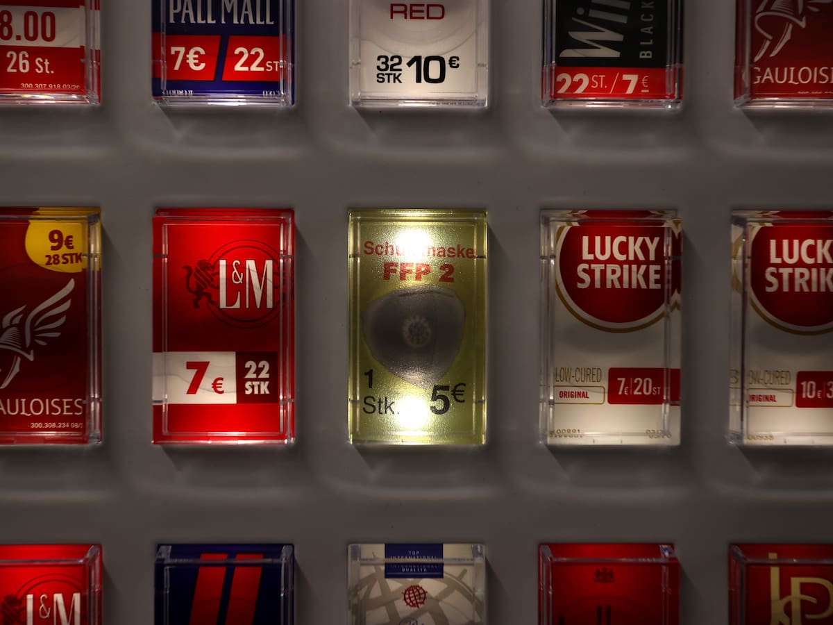 El Supremo confirma la condena a un cliente que llamó "mono" al encargado de un bar que se negó a devolverle el euro que se tragó la máquina de tabaco