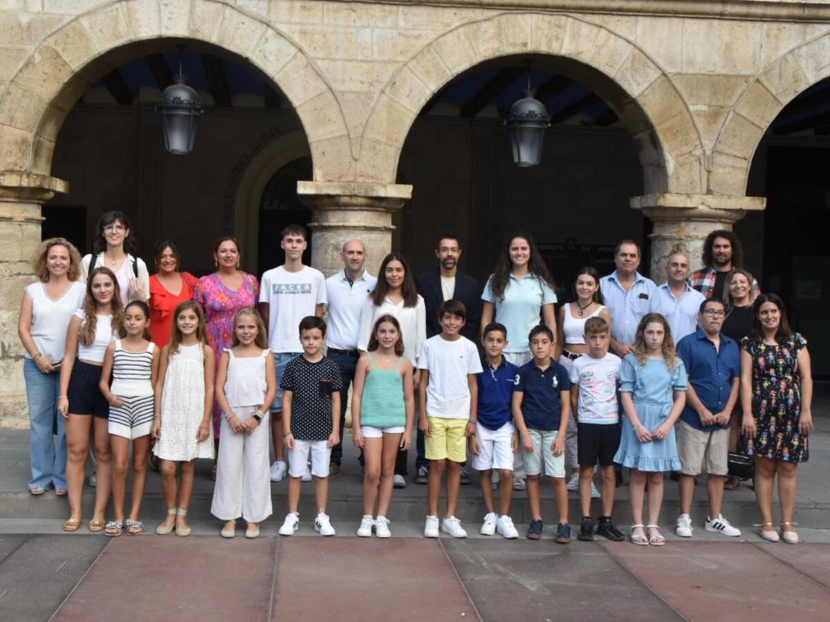 La corporación recibe a las zagalas, zagales, zagaletas y zagaletes de las fiestas de Monzón