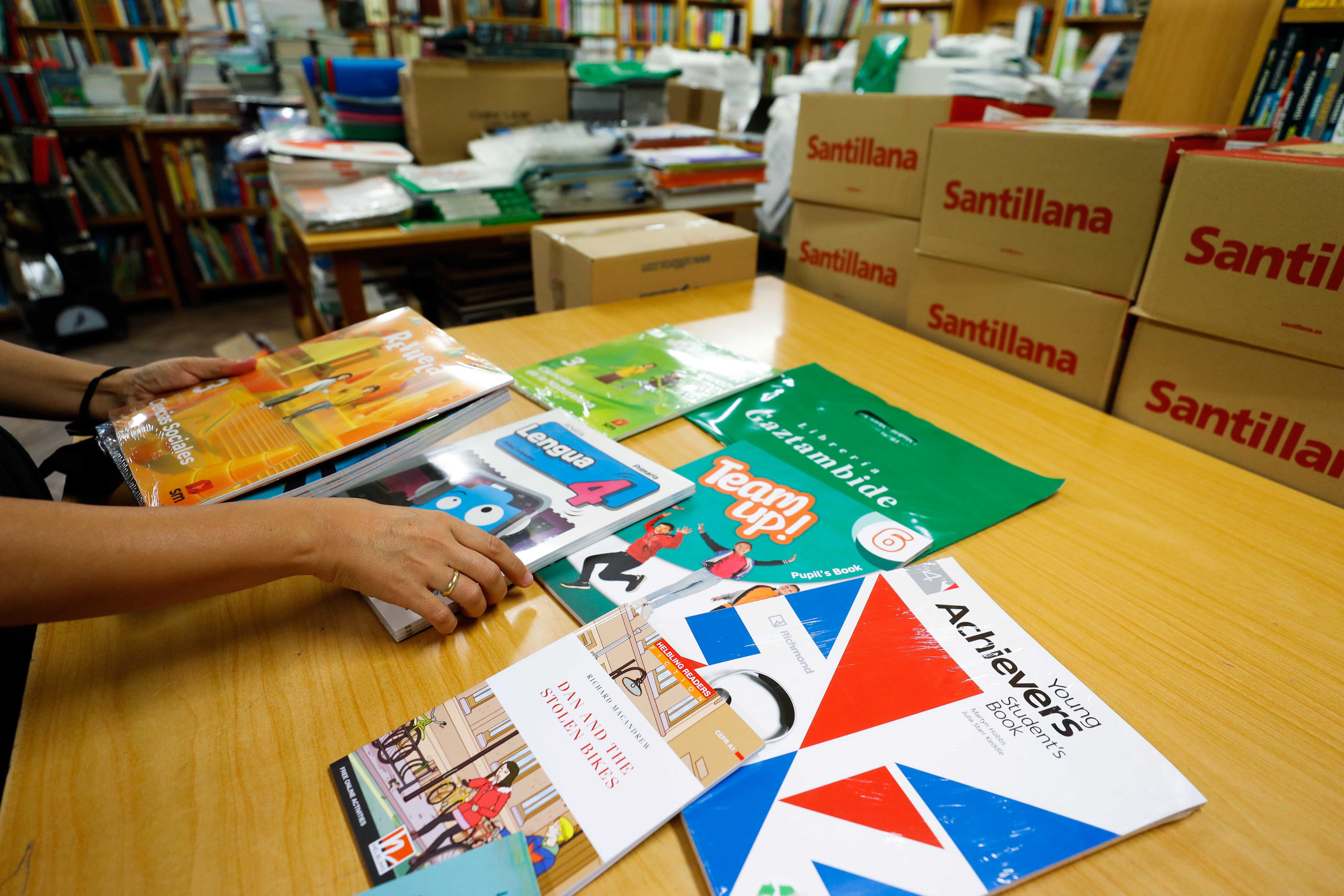 MADRID, 01/09/2022.- La vuelta al colegio coincide este año con un episodio inflacionista que no se veía desde hace casi cuatro décadas, una realidad económica que sin duda va a propiciar un cambio en las rutinas y costumbres de muchas familias para poder hacer frente así al incremento de los gastos escolares. EFE/Luis Millán
