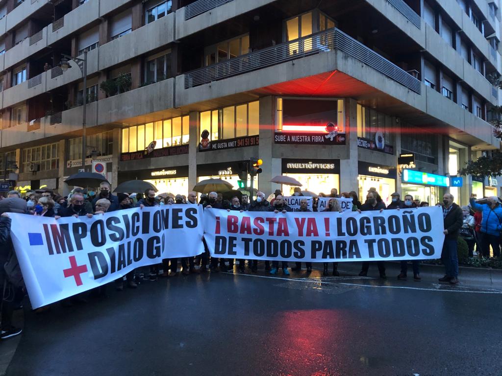 Pancartas mostradas en la concentración de vecinos y comerciantes contra las obras de República Argentina en Logroño