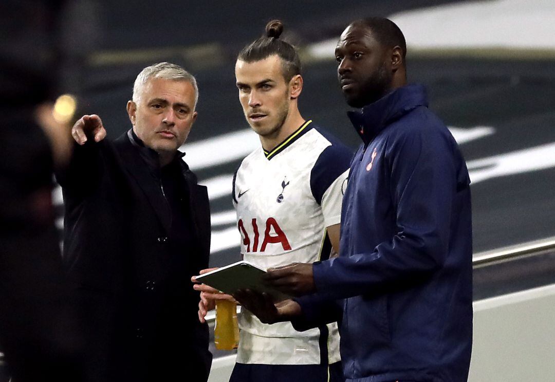 Jose Mourinho da indicaciones a Gareth Bale