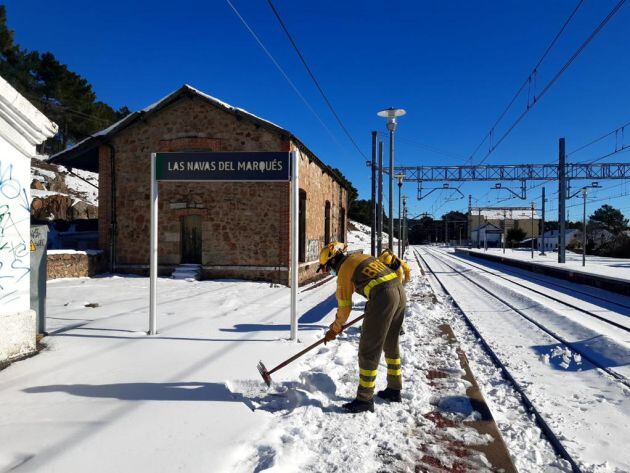 Trabajadores de la BRIF del Puerto del Pico han despejado de nieve algunas estaciones de tren de la provincia