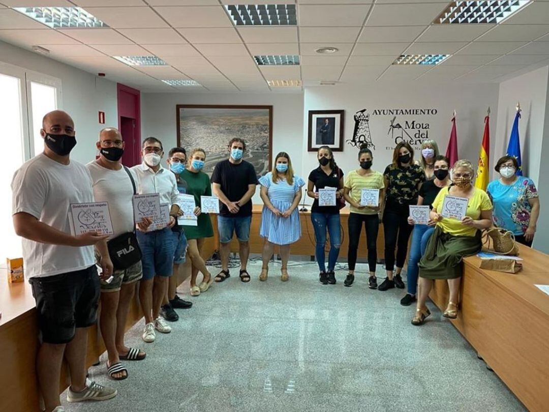 Empresarias y empresarios hosteleros de Mota recogiendo sus placas de &#039;zona libre de violencia sexista&#039;