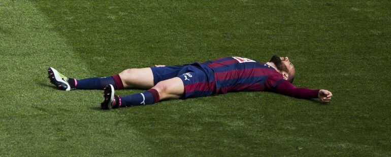 Ramis tirado sobre el césped del Bernabeu. El Eibar acaba de caer goleado contra el Madrid