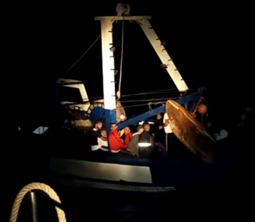 Fotografía tomada por la Guardia Civil al detectar el pesquero