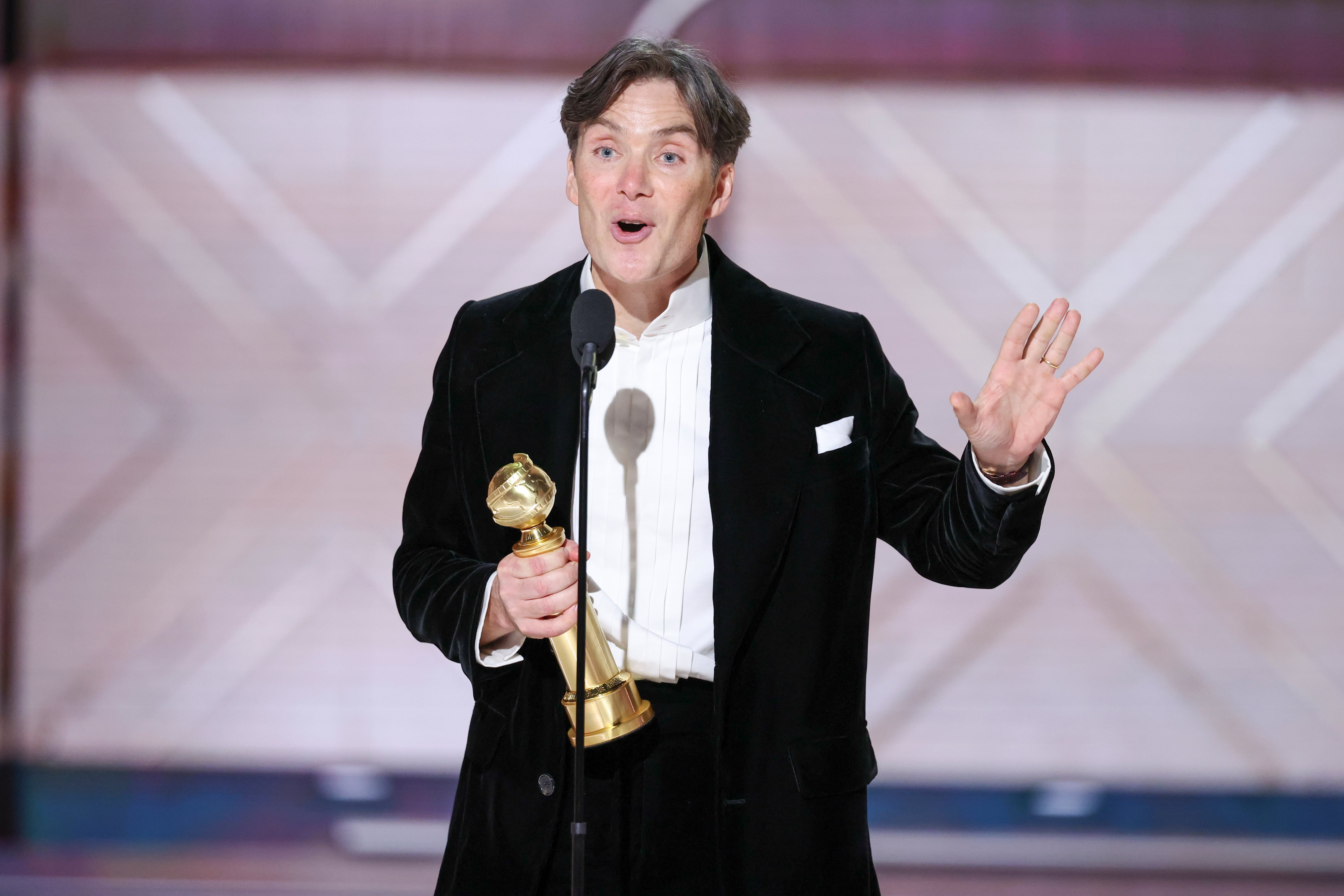 Cillian Murphy recibe su Globo de Oro por mejor actor dramático.