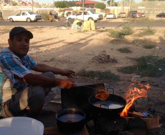 Kurdos sirios han montado puestos informales de comida en la puerta del CETI