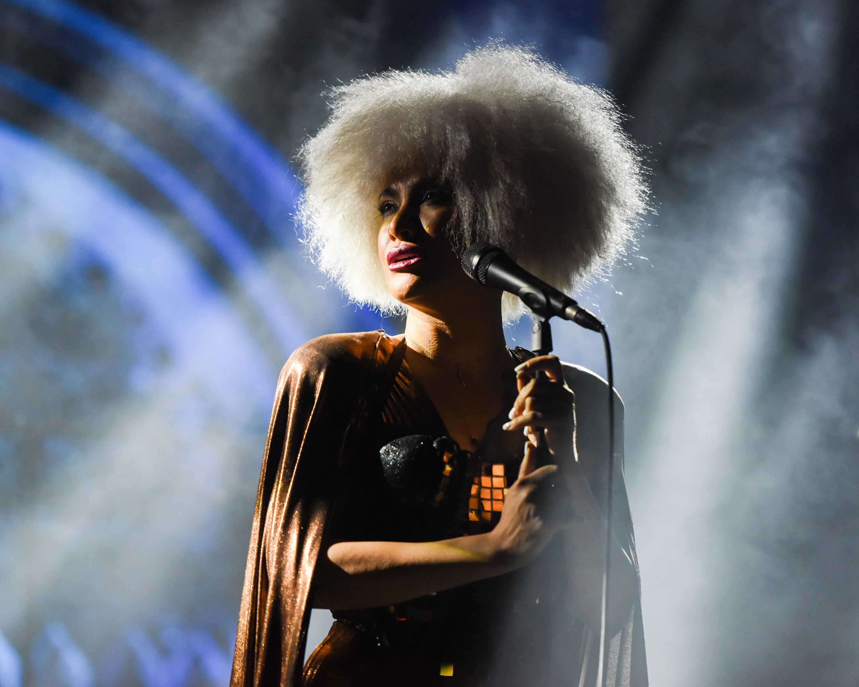 Lady Blackbird durante una actuación en el Union Chapel de Londres en 2022