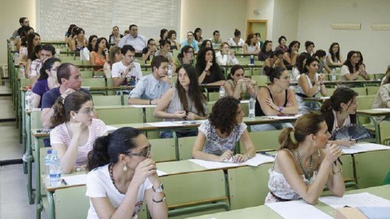 Opositores durante un examen