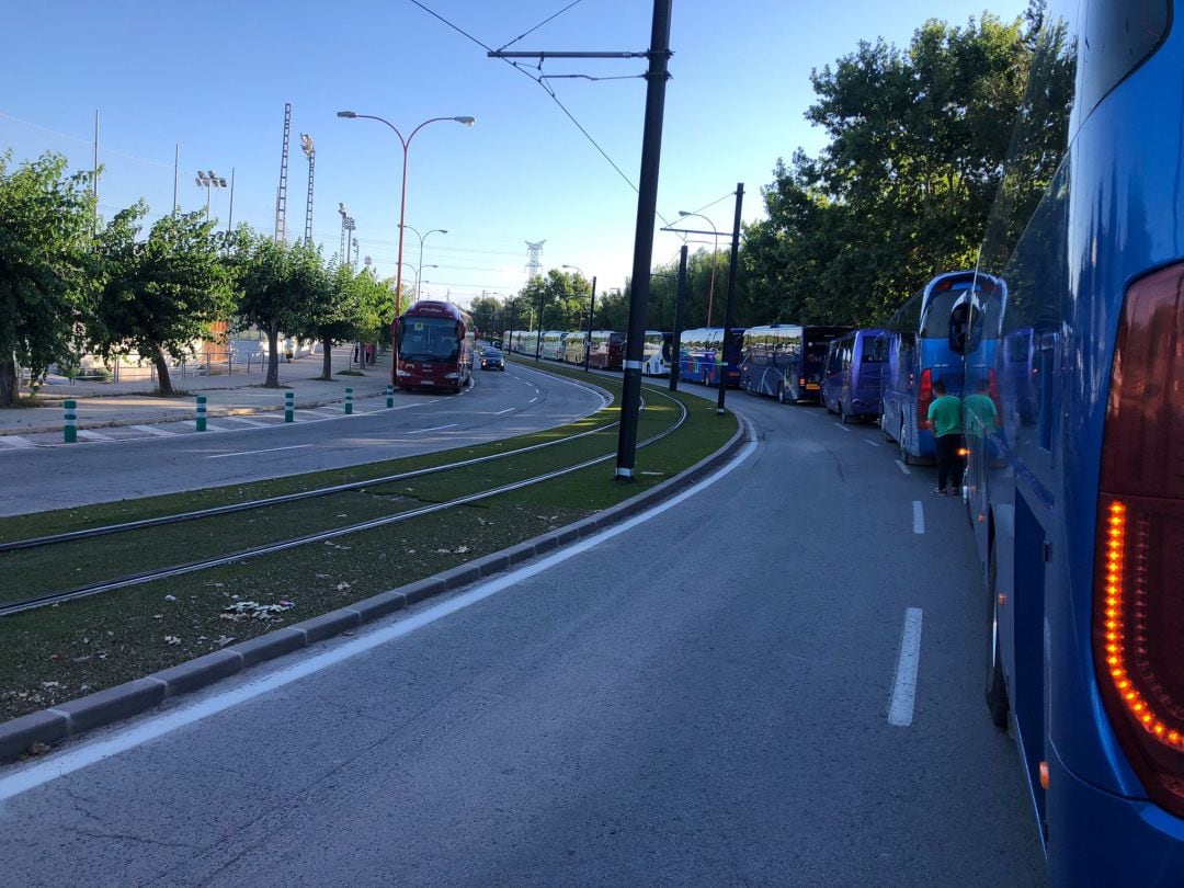 Caravana de autobuses escolares en Murcia para protestar por el convenio marco publicado por la consejería de Educación