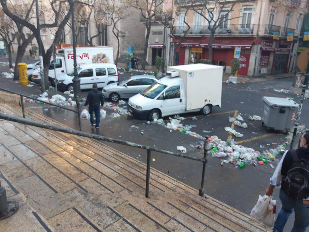 Imagen de archivo del entorno de La Lonja tras una verbena de Fallas