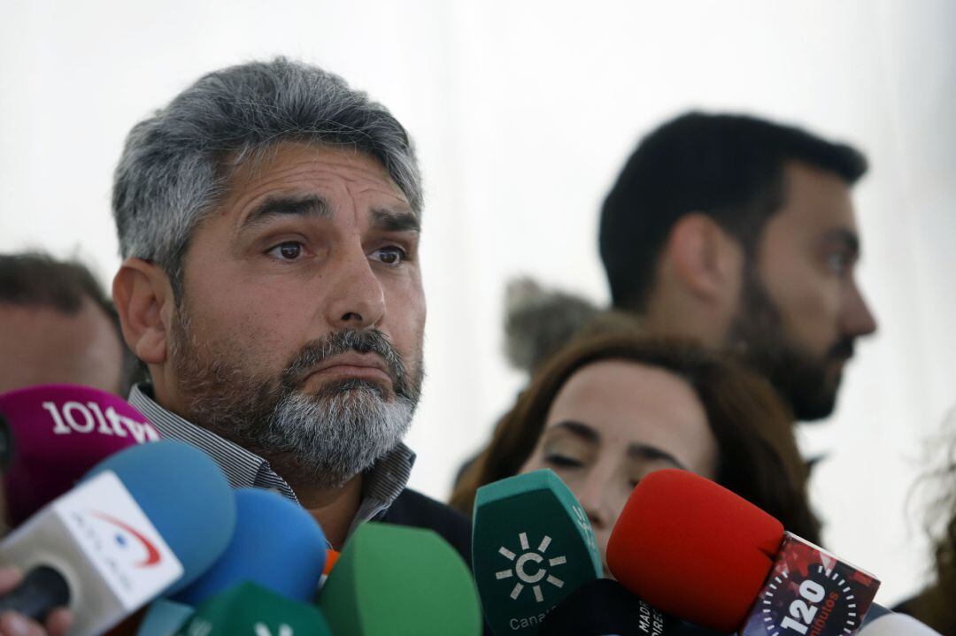 Juan José Cortés atiende a los medios para informar sobre el rescate en Totalán.