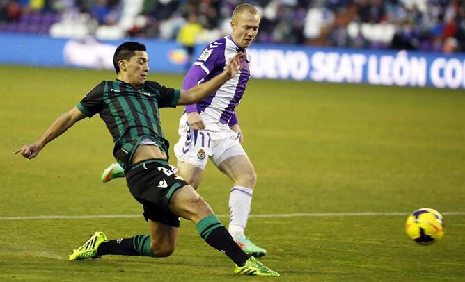 El centrocampista chileno del Betis, Lorenzo Reyes pelea un balón ante el centrocampista sueco del Valladolid Daniel Larsson