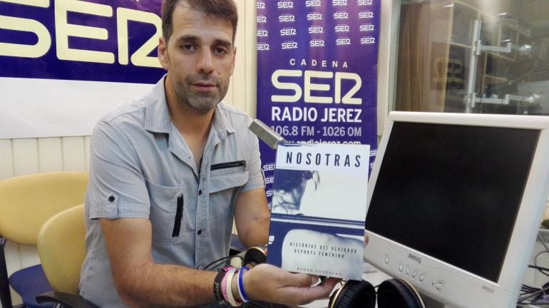 Rubén Guerrero, autor de &quot;Nosotras&quot;, en los estudios de Radio Jerez