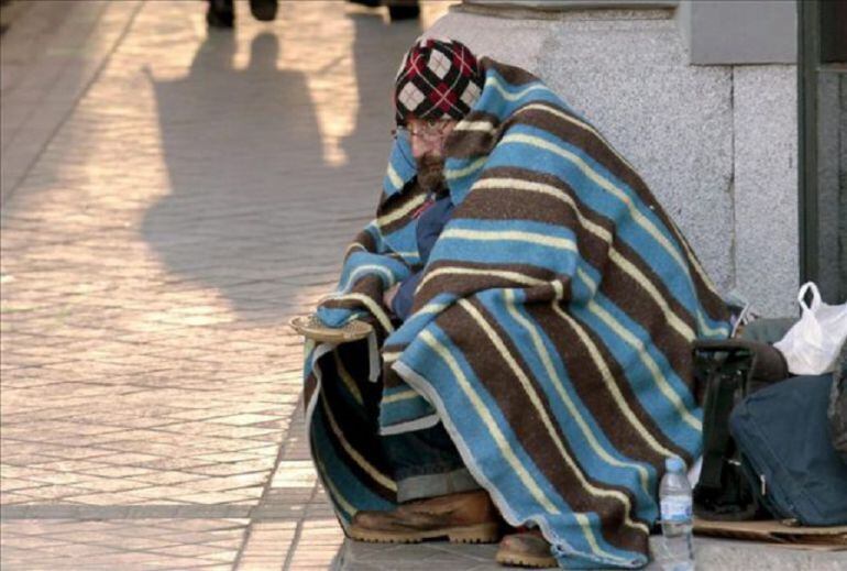 Un hombre se protege del frío en Madrid