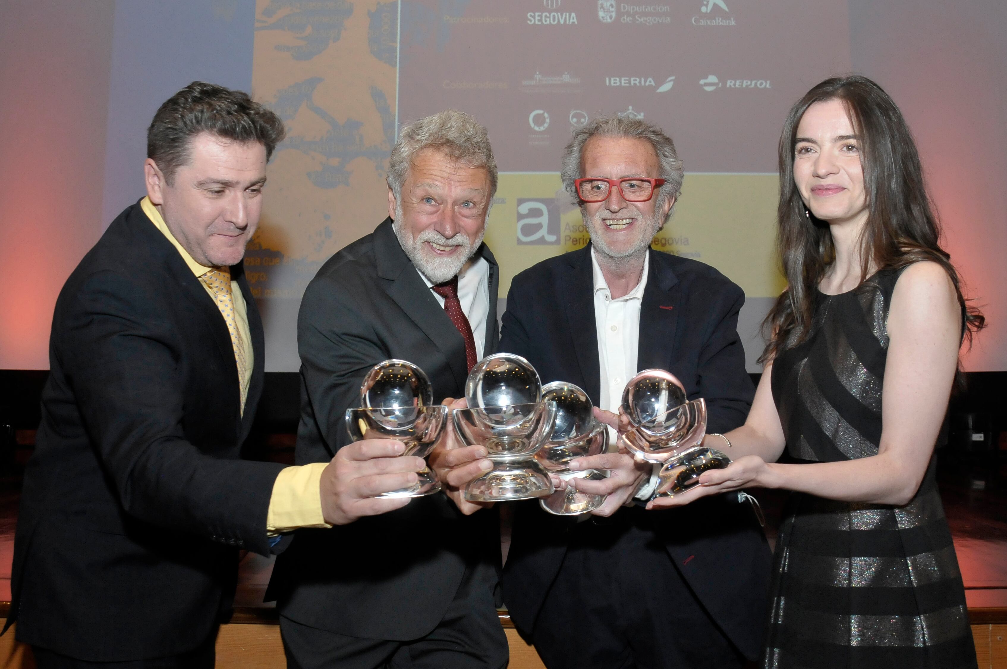 SEGOVIA, 19/05/2023.- (i-d) El periodista Oscar Mijallo, el cámara de tv Miguel Ángel de la Fuente, el periodista Aurelio Martín y la periodista y fotógrafa, María Senovilla, posan con los premios de Periodismo Cirilo Rodriguez, organizado por la Asociación de Periodistas de Segovia (APS), entregados esta tarde en Segovia. EFE / PABLO MARTIN.
