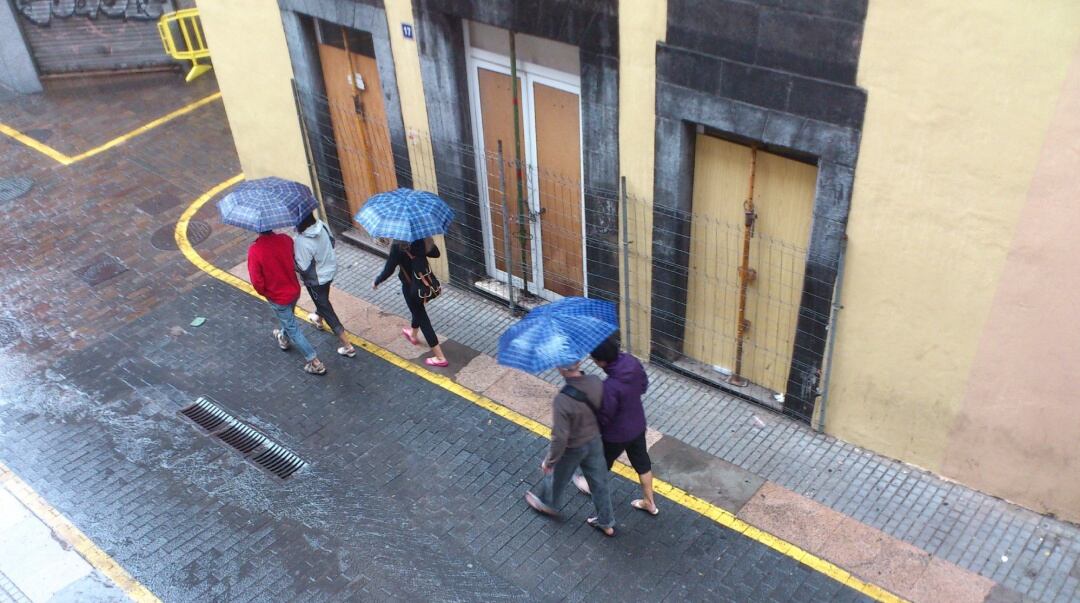 Lluvia, frío y paragüas para las próximas horas en las islas de El Hierro, La Gomera y La Palma