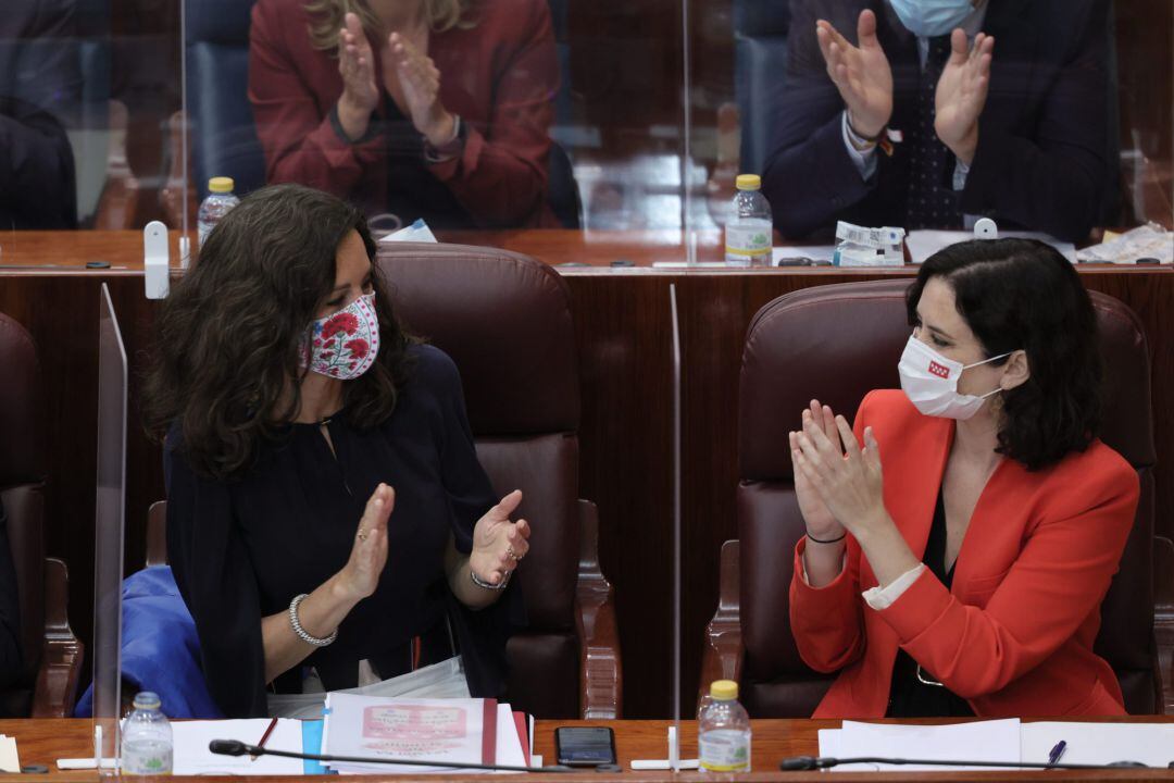 La presidenta de la Asamblea de Madrid, Eugenia Carballedo (i), y la presidenta en funciones de la Comunidad, Isabel Díaz Ayuso, aplauden durante el acto de constitución del Cámara.