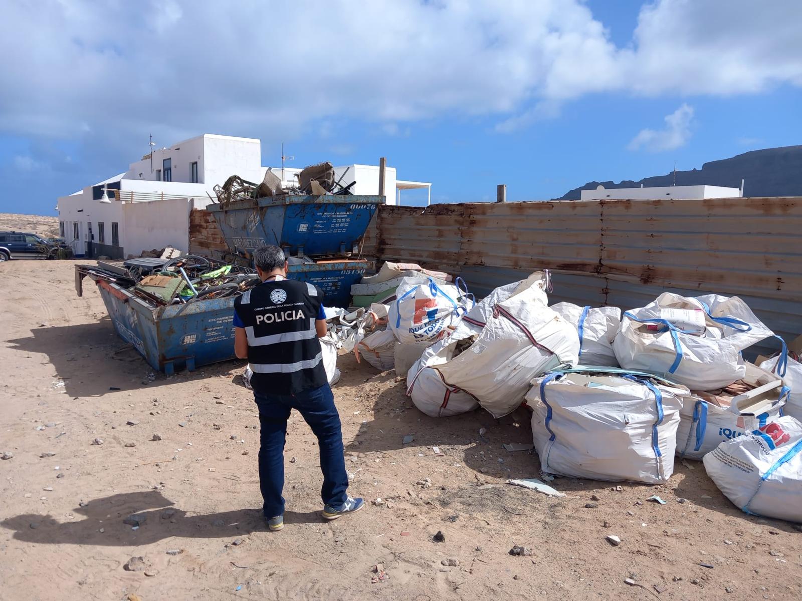 Agente de la policía autonómica en La Graciosa.