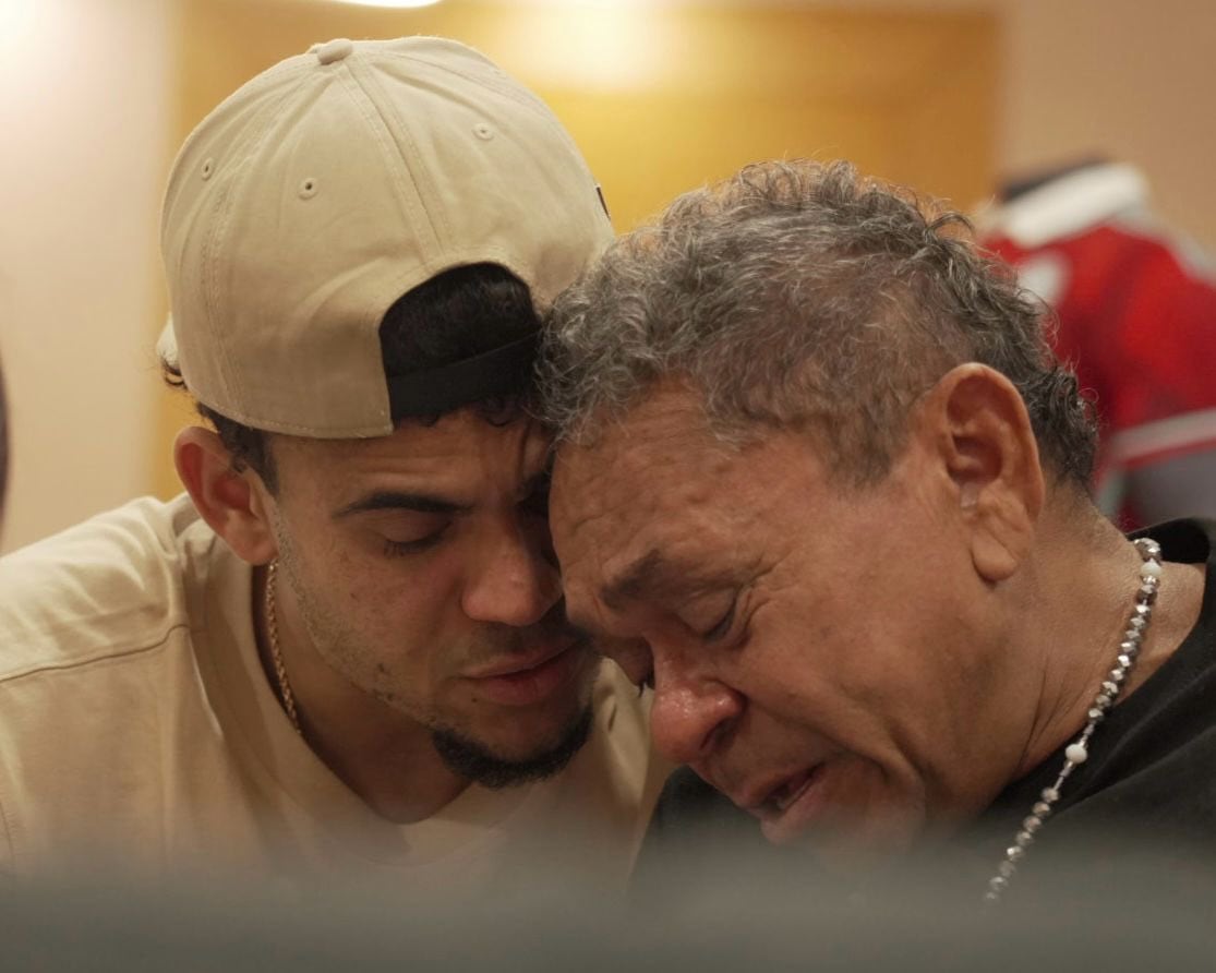 Luis Díaz se reencuentra con su padre en Colombia, secuestrado por la guerrilla durante 12 días (@FCFSeleccionCol).