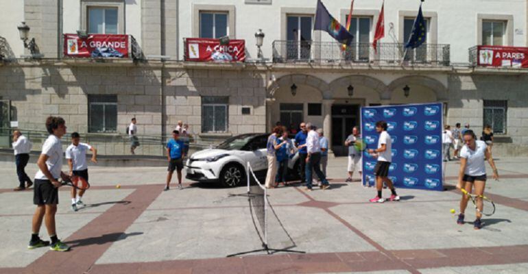 El torneo de tenis se ha presentado en la Plaza del Pueblo de Colmenar Viejo