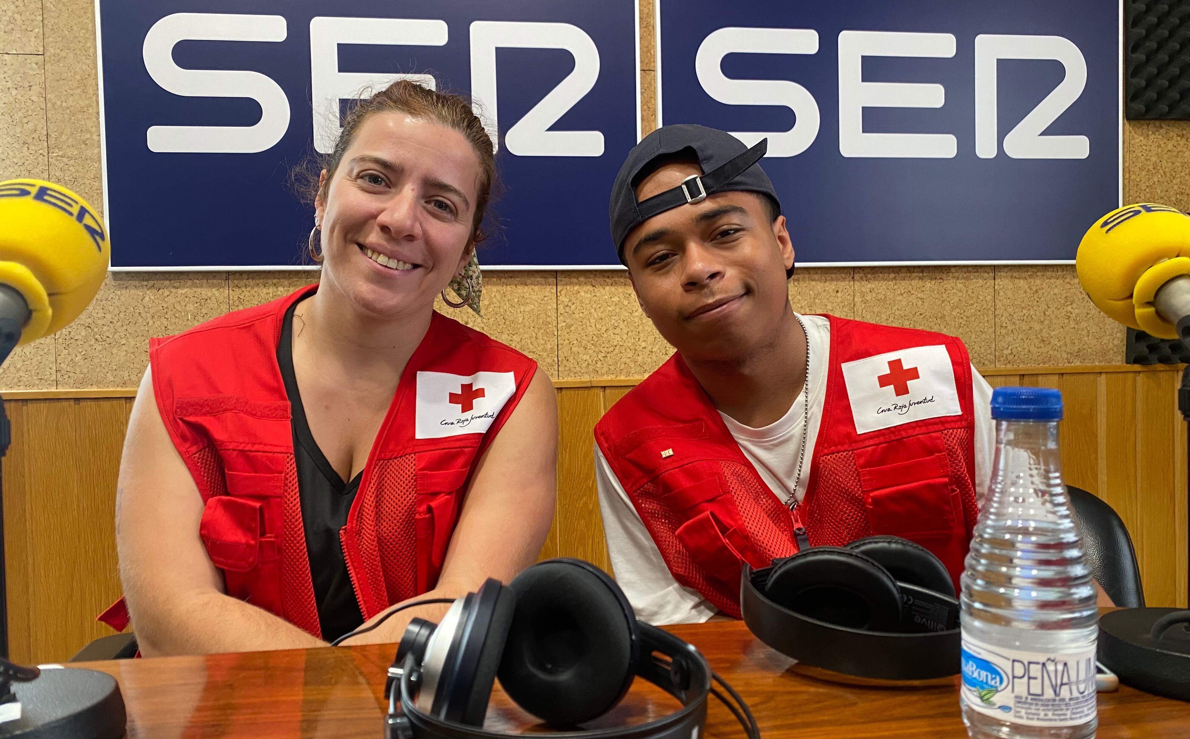 María Victoria Marzullo, técnica de Cruz Roja Juventud, y Christopher Jiménez, voluntario de la Escuela de Verano.