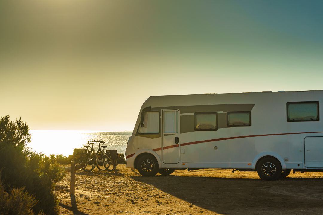 Imagen de archivo de un autocaravana en un punto de aparcamiento