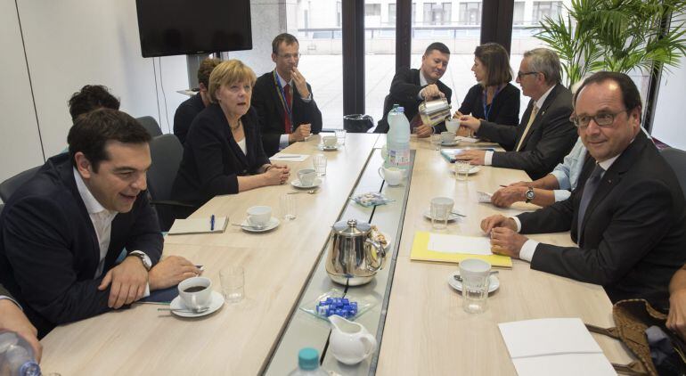 PHW501 BRUSELAS (BÉLGICA), 07/07/2015.- El primer ministro griego, Alexis Tsipras (i), la canciller alemana, Angela Merkel (2i), el presidente de la Comisión Europea, Jean-Claude Juncker (2-d), y el presidente francés, François Hollande (d), mantienen una