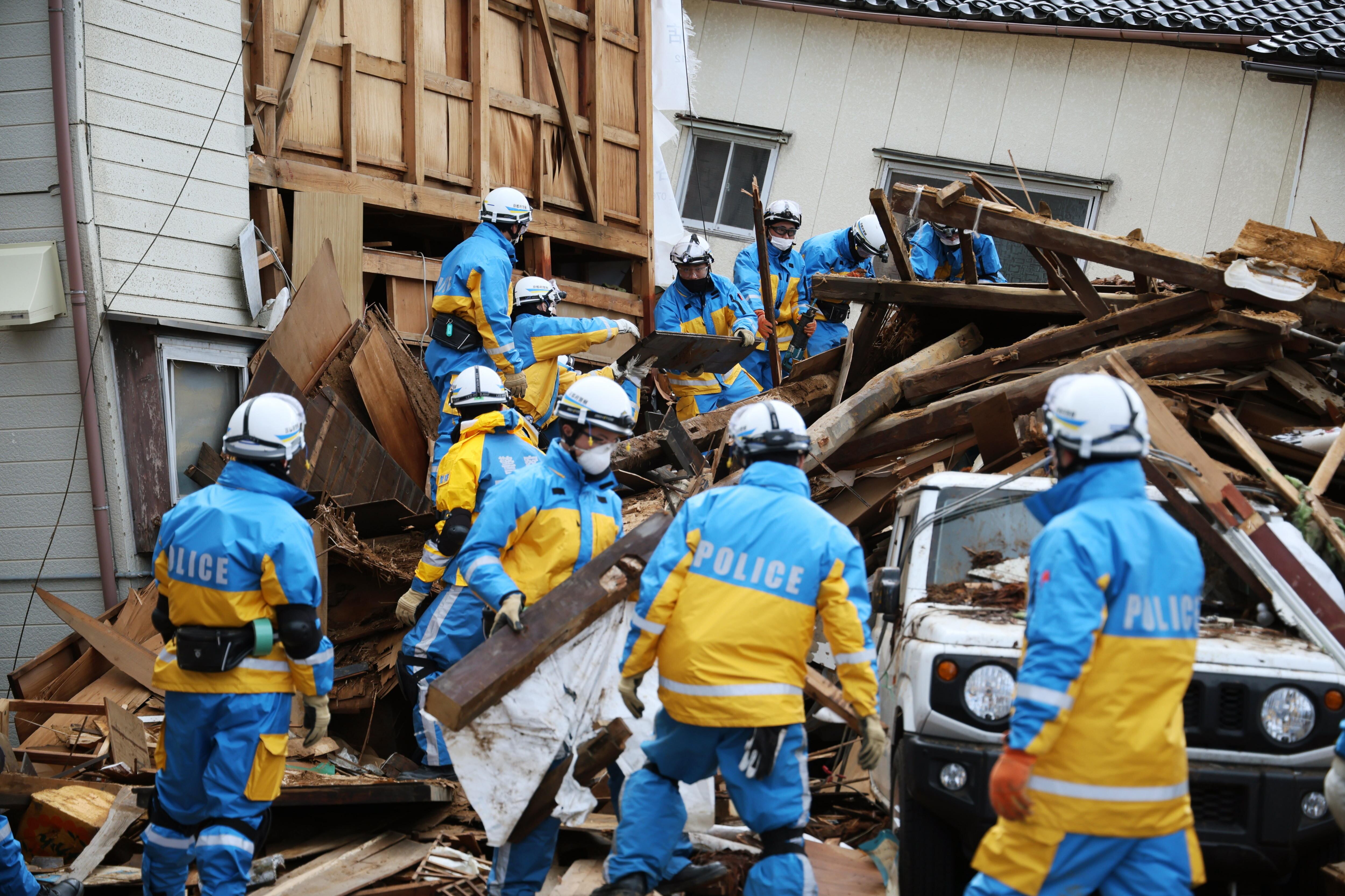 Policías japoneses participan en las operaciones de rescate en Wajima (Japón), 72 horas después del terremoto.