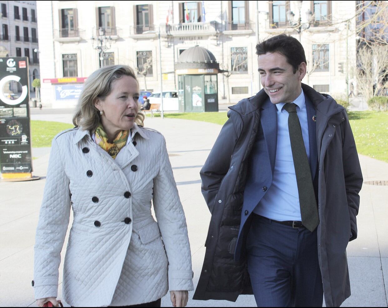 Pedro Casares con la Vicepresidenta Primera y ministra de Economía y Comercio, Nadia Calviño