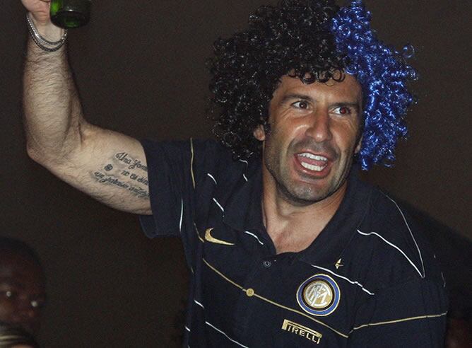 Luís Figo celebra el Título conseguido por su equipo