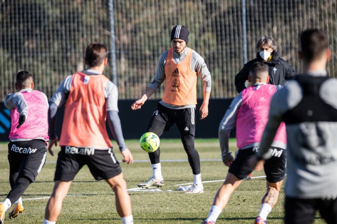 Okay Yokuslu durante un entrenamiento con el Celta.