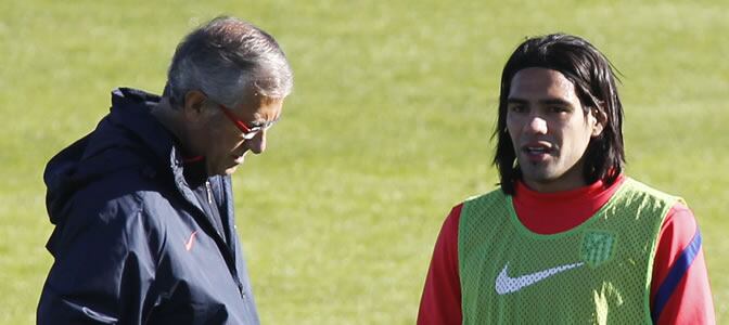 Manzano charla con Falcao durante un entrenamiento